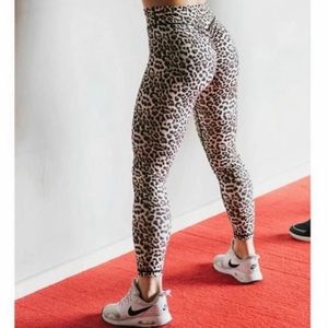 Zyia Active Leopard Brilliant Scrunchy What Hi-Rise 7/8 Leggings Women's Size 4